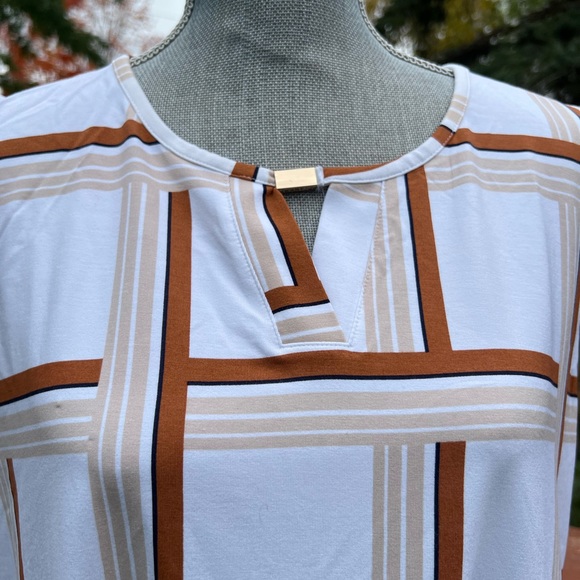 EUC Liz Claiborne tank top. Pretty gold-decorated opening in front. Plus size. - Picture 5 of 9